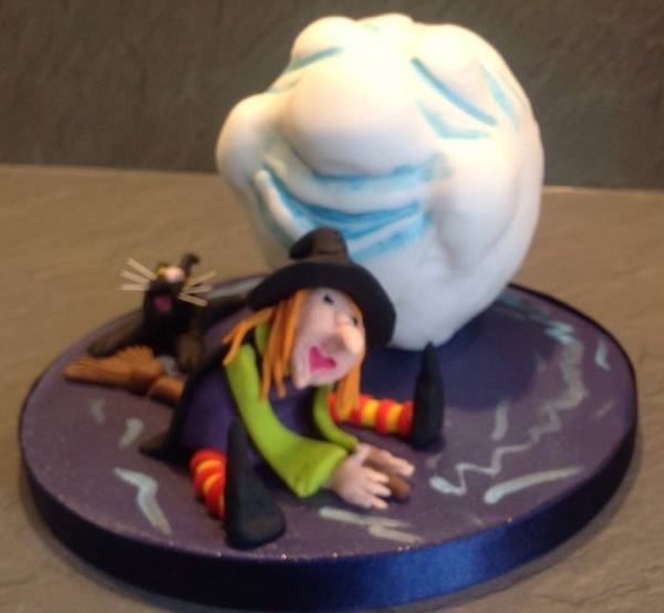 Witch and Main in the Moon Halowe'en cake