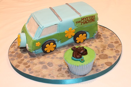 Scooby Doo cake and cupcakes