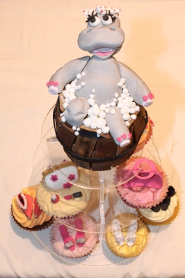 Hippo in her hot-tub top tier cake with fashion cupcakes