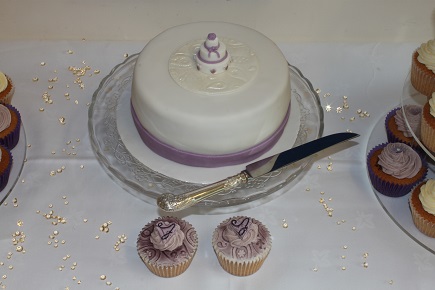 Closeup of large-single-tier-cake cake